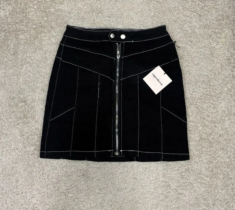 🖤 Superdown Contrast Stitch Zip-Front Mini Skirt 🤍